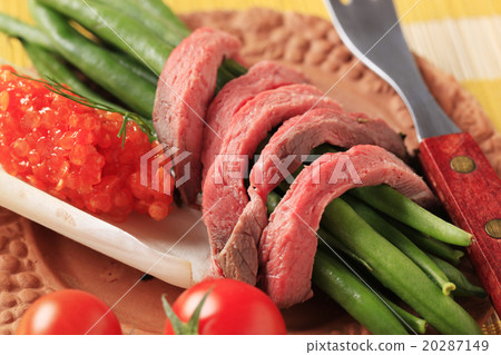 Roast beef and string beans 20287149