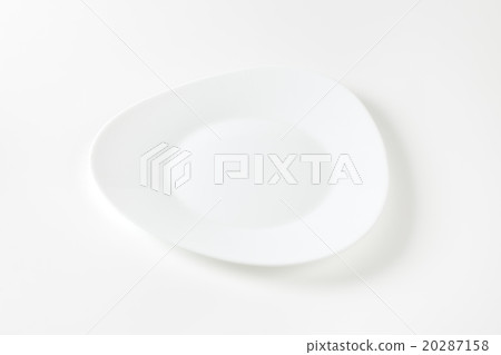 Wide rimmed triangle white plate 20287158