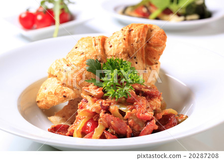 Vegetable stew with slices of sausage Vegetable stew with slices of sausage 20287208