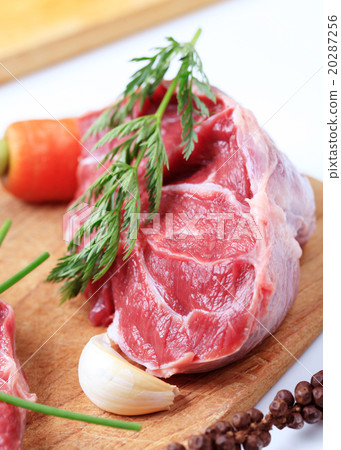 Raw shin beef 20287256