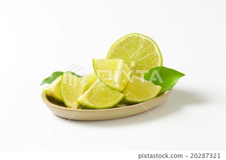 Fresh lime fruit pieces Fresh lime fruit pieces 20287321