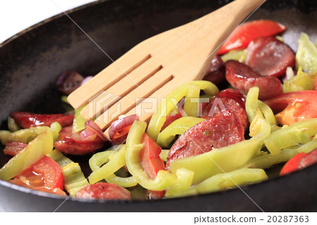 Preparing a stir fry 20287363
