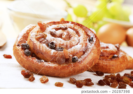 Pains aux raisins 20287398