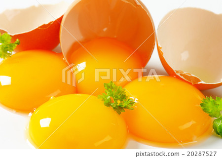 Raw egg yolks 20287527