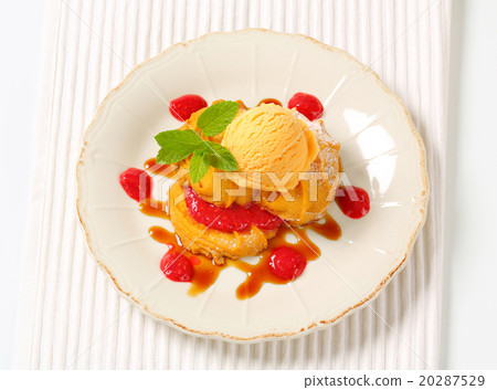 Spritz cookies with ice cream 20287529