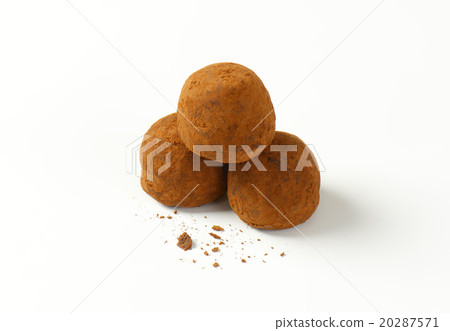 Cocoa dusted chocolate truffles 20287571
