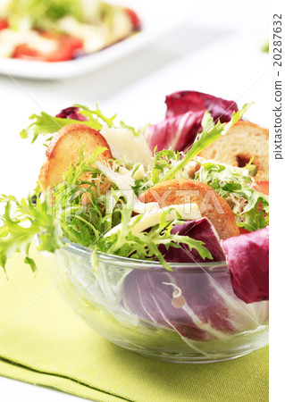 Green salad with crostini and cheese Green salad with crostini and cheese 20287632