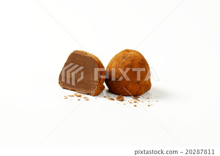 Cocoa dusted chocolate truffles Cocoa dusted chocolate truffles 20287811