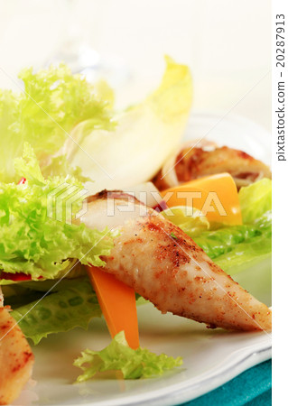 Chicken and vegetable salad 20287913