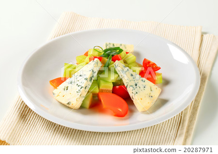Vegetable salad with blue cheese 20287971