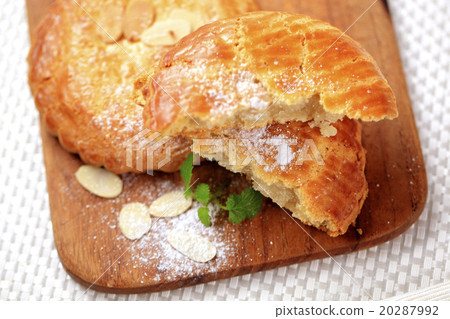 Almond filled cookie 20287992