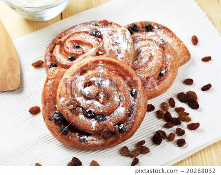 Pains aux raisins 20288032