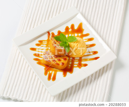 Small Dutch cakes with ice cream and drizzle sauce Small Dutch cakes with ice cream and drizzle sauce 20288033