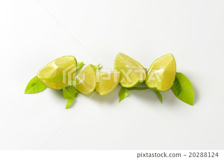Fresh lime fruit pieces 20288124