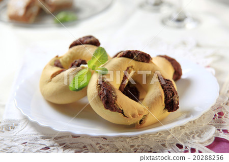 Treacle rings 20288256