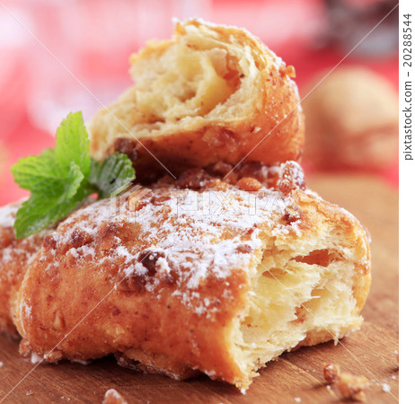 Walnut croissants 20288544