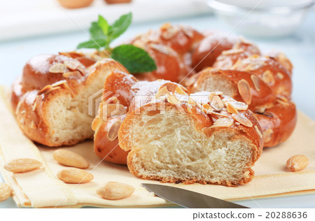 Sweet braided bread Sweet braided bread 20288636