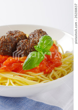 Meatballs in tomato sauce with spaghetti 20288637