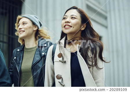 Foreign women sightseeing in Tokyo and Japanese women 20289109