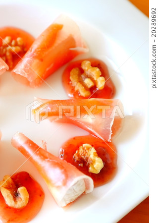 Camembert and raw ham's appetizer 20289692