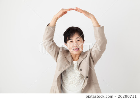 Senior woman spree pose 20290711