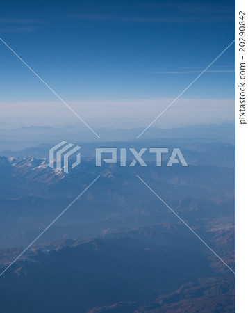 [Aerial material] Blue sky spreading over the mountain range where snow remains 20290842