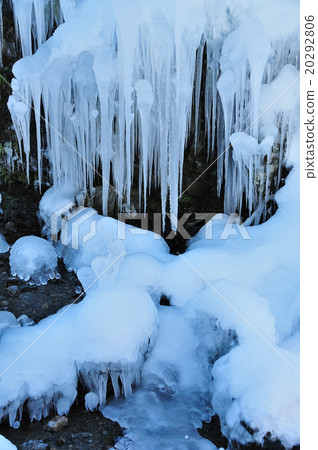 Snow and icicle objects 20292806
