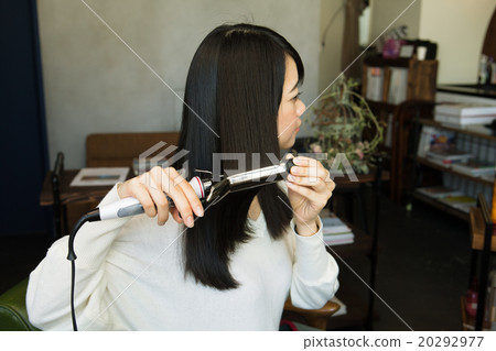 Women in their twenties to style 20292977