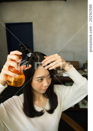 二十多歲的女性糾正劉海 20292986