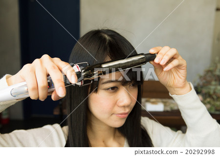 二十多歲的女性糾正劉海 二十多歲的女性糾正劉海 20292998