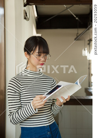二十多歲的女人通過窗戶看書 二十多歲的女人通過窗戶看書 20293059