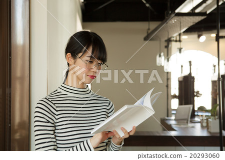 二十多歲的女人通過窗戶看書 20293060