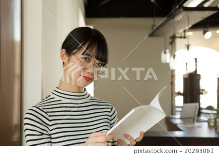 二十多歲的女人通過窗戶看書 二十多歲的女人通過窗戶看書 20293061