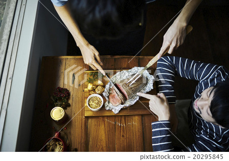 Men cooking with friends 20295845