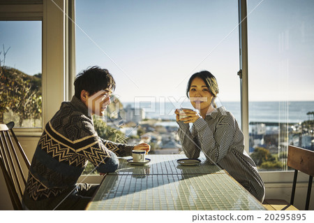 男人和女人在咖啡廳放鬆 20295895