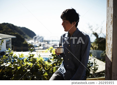 放鬆與杯子的一個人 20295955