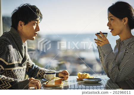 Men and women relaxing in a cafe 20296011