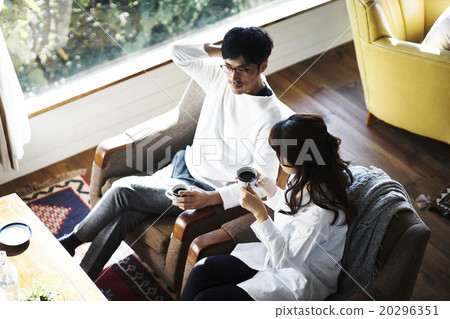 Male and female relaxing on the sofa 20296351