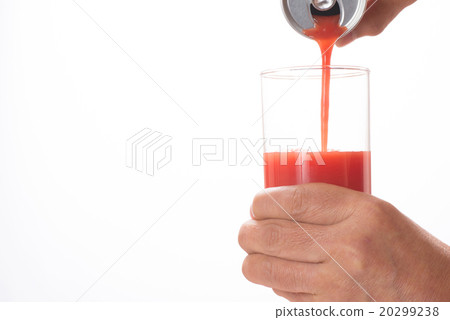 Pour tomato juice 20299238