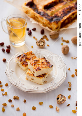 Appetizing cottage cheese pie with raisins 20301822