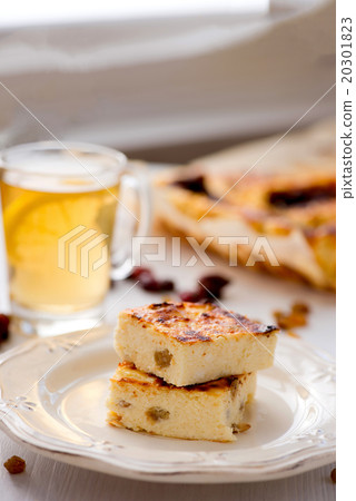 Appetizing cottage cheese pie with raisins 20301823