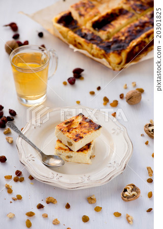 Appetizing cottage cheese pie with raisins 20301825