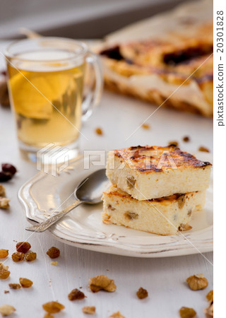 Appetizing cottage cheese pie with raisins 20301828