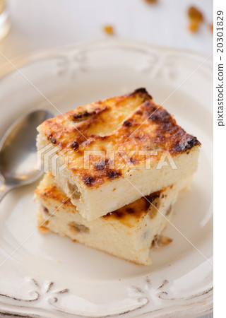 Appetizing cottage cheese pie with raisins 20301829