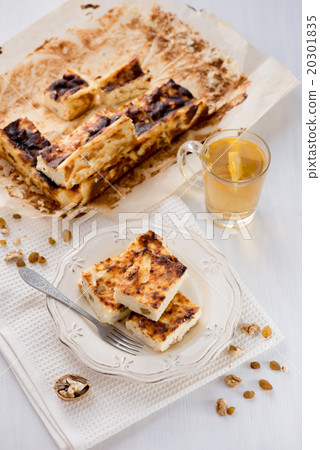 Appetizing cottage cheese pie with raisins 20301835