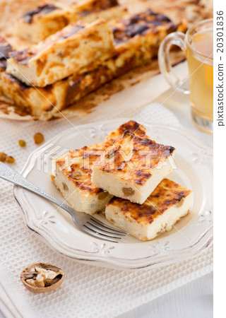 Appetizing cottage cheese pie with raisins 20301836