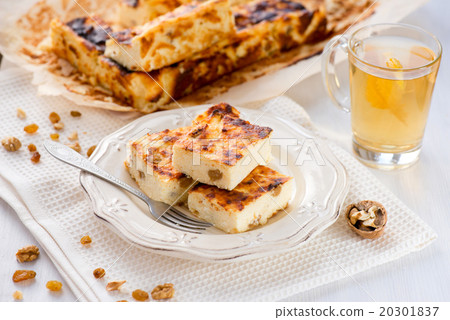 Appetizing cottage cheese pie with raisins 20301837