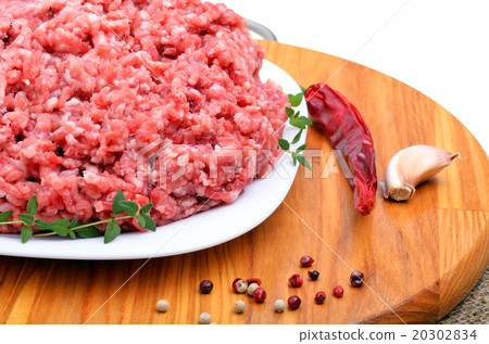 ground meat with pepper, thyme garlic 20302834