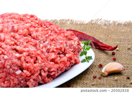 ground meat with pepper, thyme and garlic 20302838