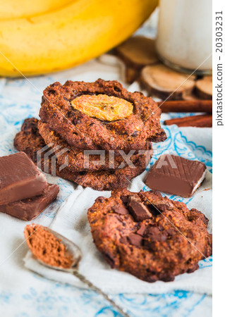 oatmeal cookies with chocolate and banana, almond oatmeal cookies with chocolate and banana, almond 20303231